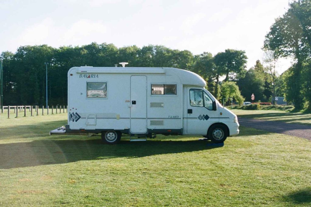 Autocaravana en parking, poco discreta
