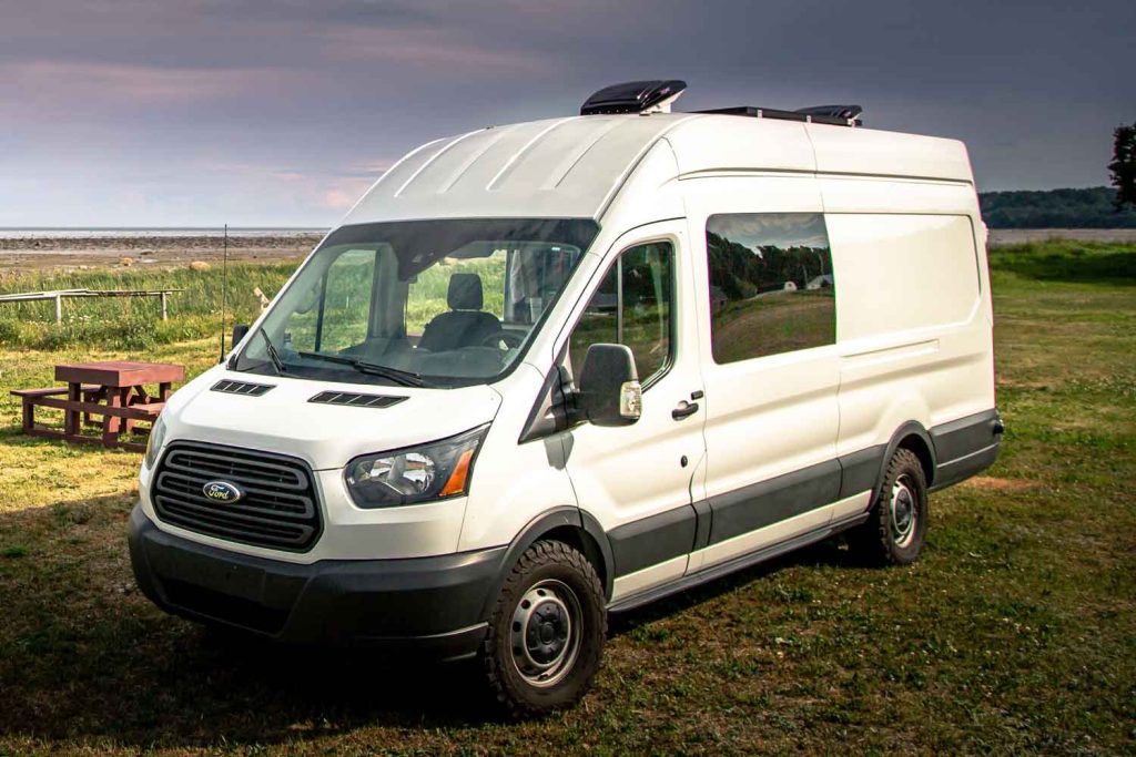Furgoneta camper grande Ford Transit