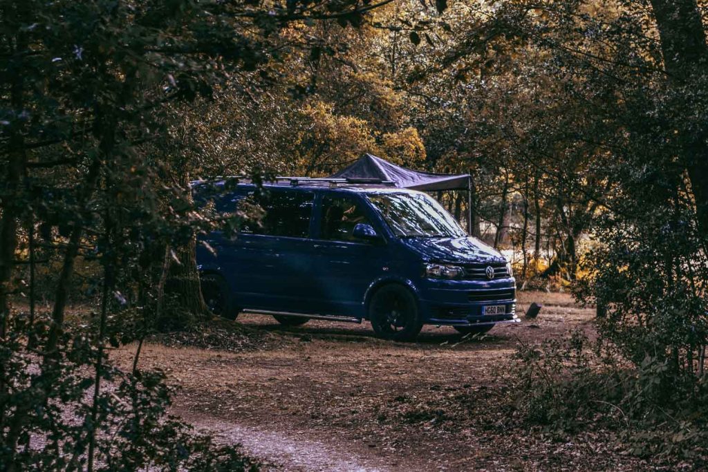 Furgoneta camperizada, aparcada muy discreta